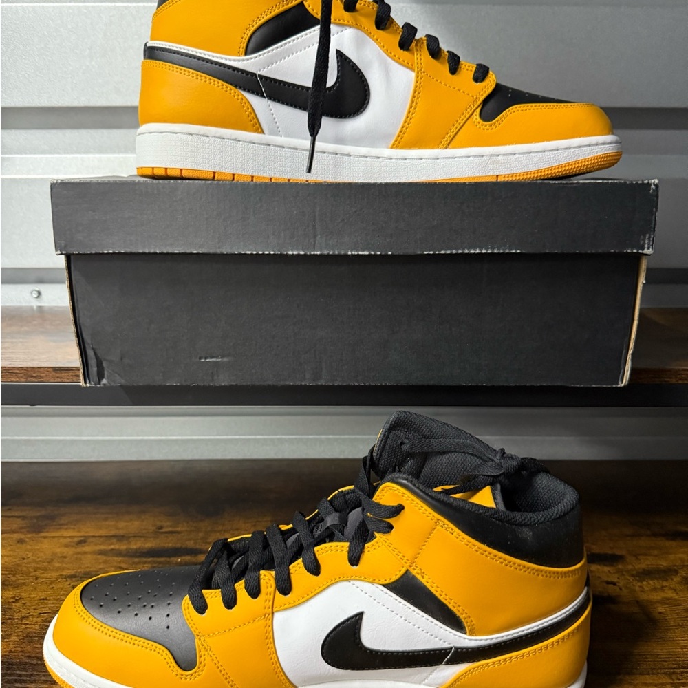 Nike Air Jordan 1 Mid Taxi Yellow Black Athletic Shoes Size 13 Men's 554724-701 - Picture 2 of 7
